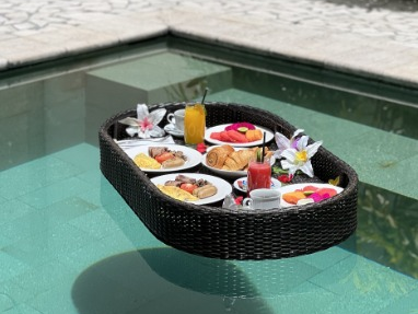 私人泳池漂浮早餐